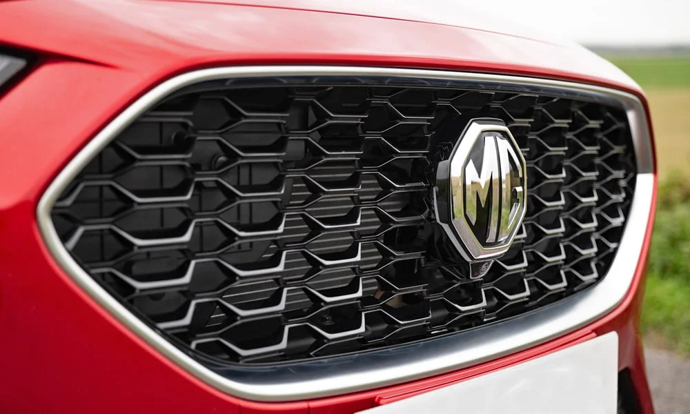 Фото MG ZS (2024) — решётка радиатора. Фирменный рисунок облицовки — визитная карточка марки MG ZS (2024) — решётка радиатора