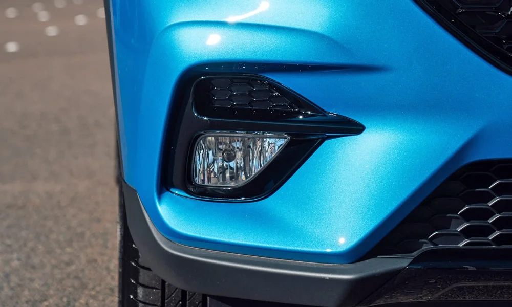 Фото MG ZS (2024) — передняя оптика. Фара вблизи — самый детализированный элемент экстерьера. Светодиодная оптика служит весь срок жизни машины без замены ламп MG ZS (2024) — передняя оптика