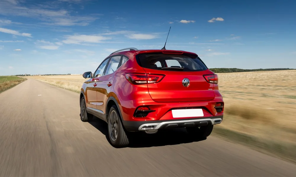 Фото MG ZS (2024) — вид сзади, фото 4. Корма в красном цвете: графика фонарей и пластика пятой двери MG ZS (2024) — вид сзади, фото 4