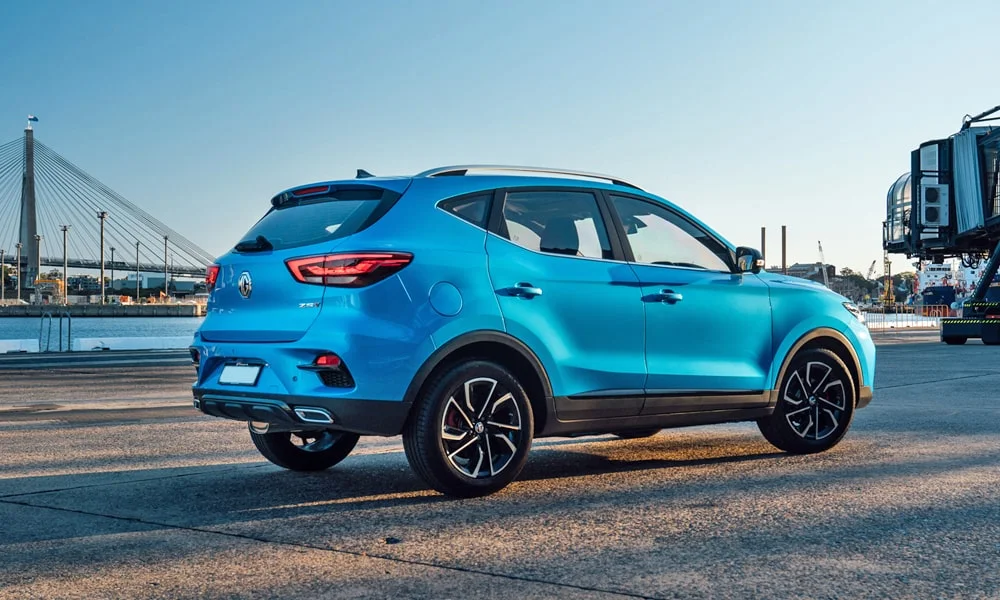 Фото MG ZS (2024) — вид сзади, фото 5. Графика фонарей, бампер и оформление пятой двери. Светодиодная полоса или раздельные секции — задняя оптика стала главным украшением кормы MG ZS (2024) — вид сзади, фото 5