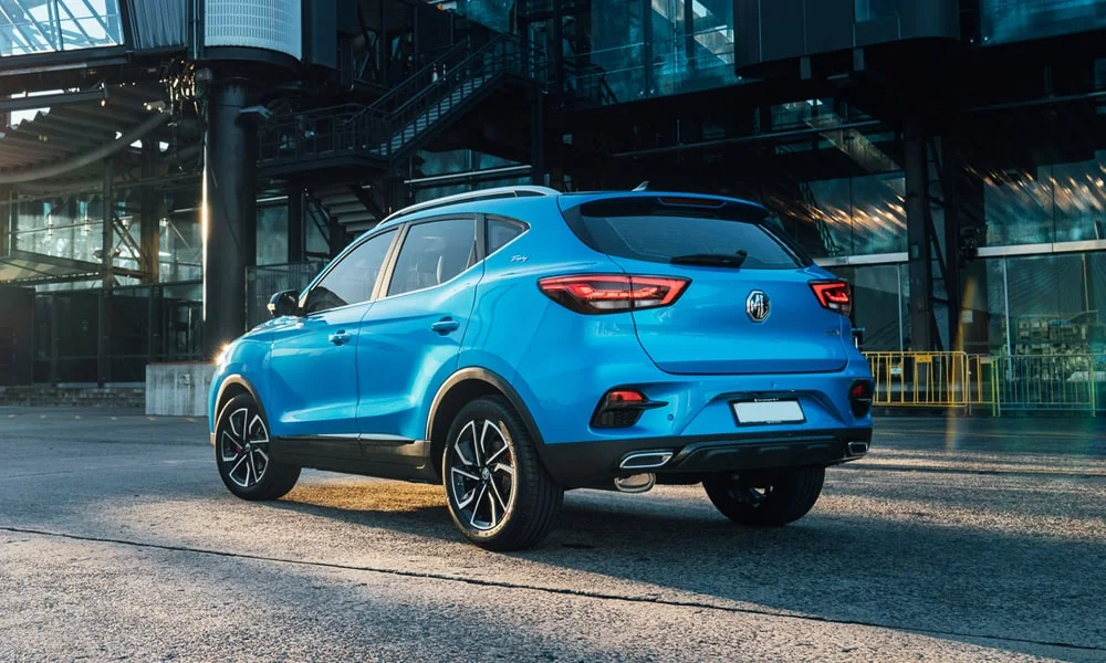 Фото MG ZS (2024) — вид сзади, фото 6. Синий кузов сзади — фонари и бампер определяют ночной образ модели. Светодиодная полоса или раздельные секции — задняя оптика стала главным украшением кормы MG ZS (2024) — вид сзади, фото 6
