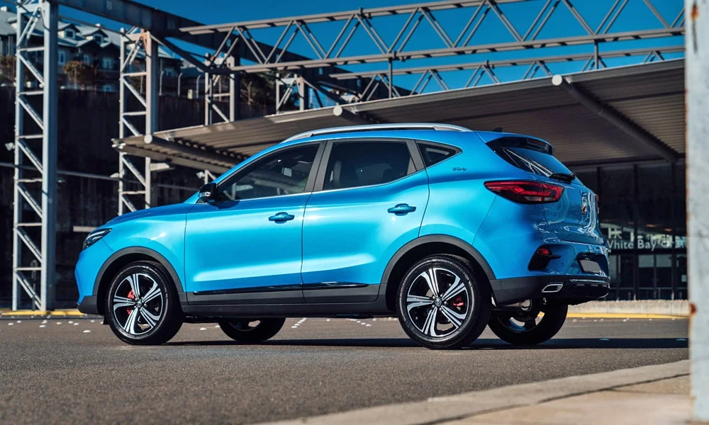 Фото MG ZS (2024) — вид сзади, фото 7. Корма в синем цвете: графика фонарей и пластика пятой двери. Насадки выхлопа или их имитация внизу бампера различают версии MG ZS (2024) — вид сзади, фото 7