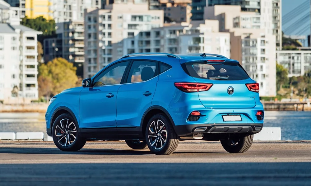 Фото MG ZS (2024) — вид сзади, фото 8. Линия крыши, стойки и задняя дверь в синем исполнении MG ZS (2024) — вид сзади, фото 8