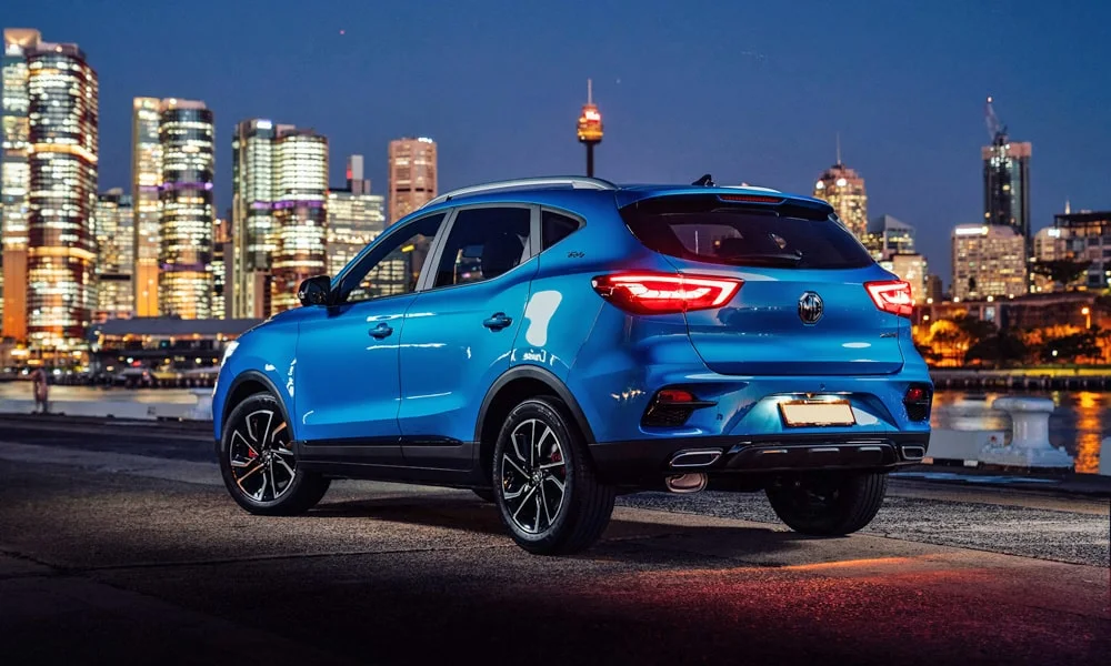 Фото MG ZS (2024) — вид сзади, фото 9. Синий кузов сзади — фонари и бампер определяют ночной образ модели MG ZS (2024) — вид сзади, фото 9