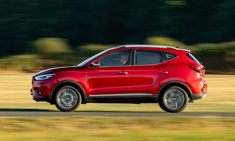 Фото MG ZS (2024) — вид сбоку, фото 2. Профиль в красном цвете: соотношение колёсной базы и свесов MG ZS (2024) — вид сбоку, фото 2