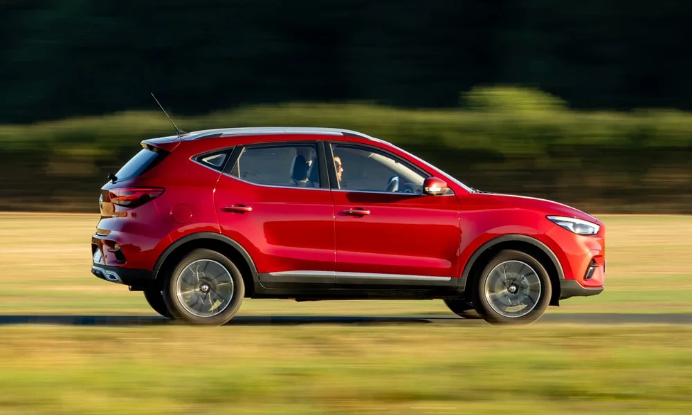 Фото MG ZS (2024) — вид сбоку, фото 3. Профиль в красном цвете: соотношение колёсной базы и свесов MG ZS (2024) — вид сбоку, фото 3