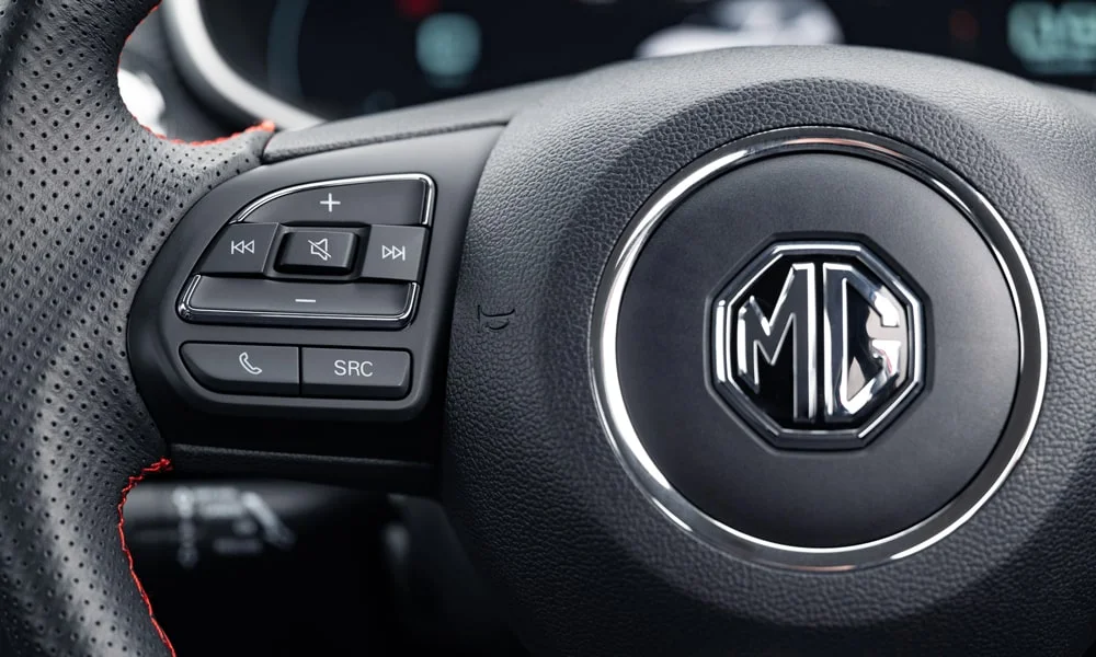 Фото MG ZS (2024) — руль, фото 2. Обшивка обода и компоновка спиц крупным планом. Правильная посадка: руки на «9 и 3», приборы читаются поверх обода MG ZS (2024) — руль, фото 2