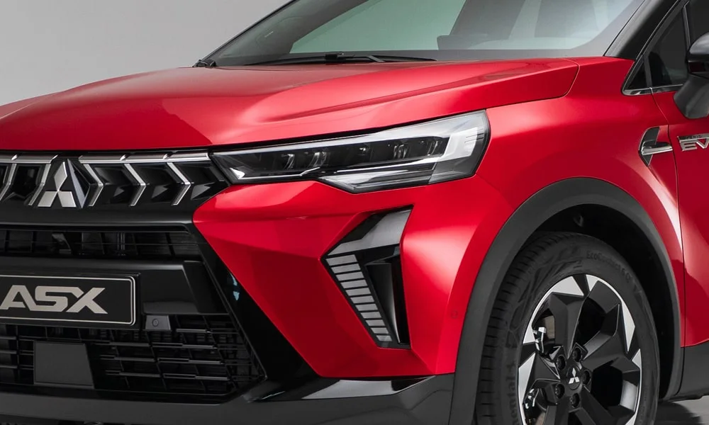 Фото Mitsubishi ASX (2024) — вид спереди, фото 9. Анфас: пропорции капота, посадка кузова и графика ходовых огней Mitsubishi ASX (2024) — вид спереди, фото 9