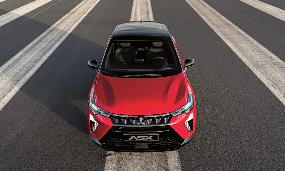 Фото Mitsubishi ASX (2024) — крыша. Крыша сверху: остекление, рейлинги и антенна-плавник. Панорамное стекло зрительно увеличивает салон; шторка спасает в жару Mitsubishi ASX (2024) — крыша