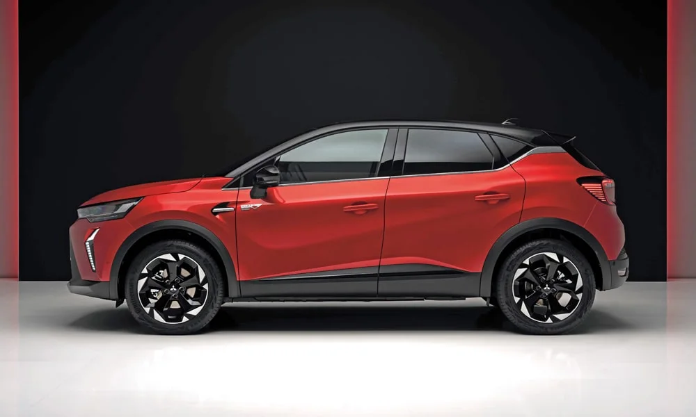 Фото Mitsubishi ASX (2024) — вид сбоку, фото 4. Красный кузов в профиль — пропорции, высота посадки и дизайн дисков Mitsubishi ASX (2024) — вид сбоку, фото 4