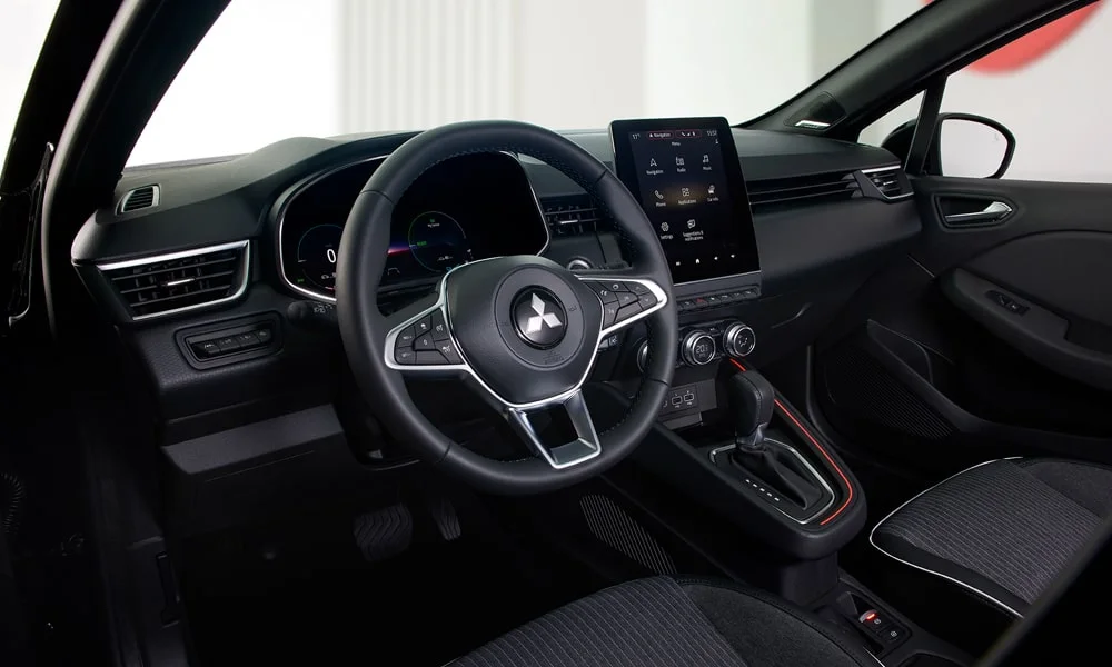 Фото Mitsubishi Colt — передняя панель. Архитектура передней панели: ярусы, вставки и консоль в тёмной гамме. Мягкие материалы верхнего яруса и вставки задают уровень интерьера Mitsubishi Colt — передняя панель