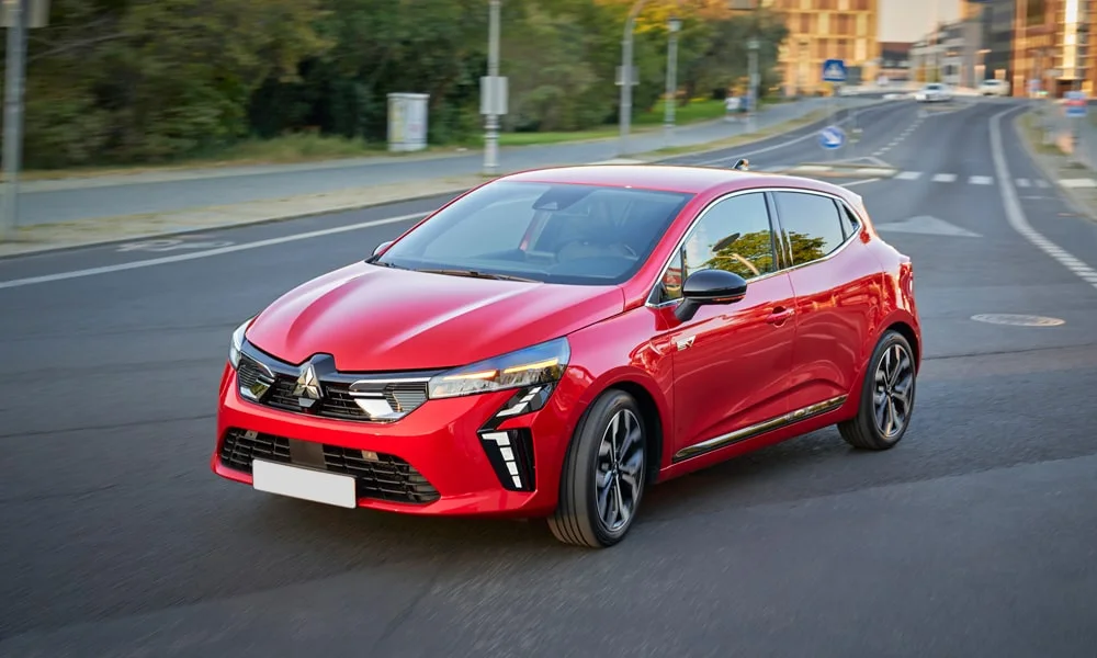 Фото Mitsubishi Colt — вид спереди, фото 3. Оптика, решётка и бампер — первое впечатление о модели. Дневные ходовые огни включаются автоматически с запуском Mitsubishi Colt — вид спереди, фото 3