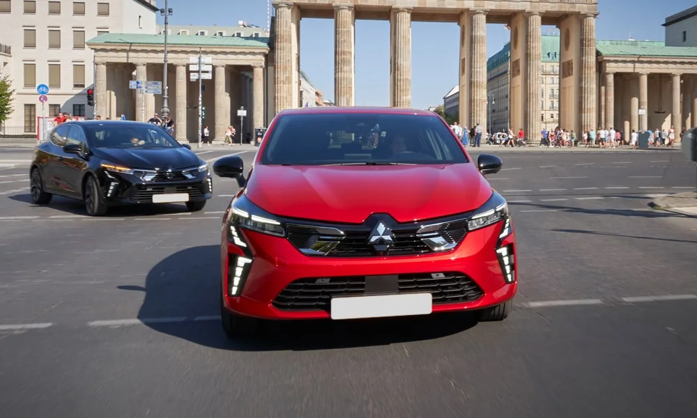 Фото Mitsubishi Colt — вид спереди, фото 4. Анфас: пропорции капота, посадка кузова и графика ходовых огней Mitsubishi Colt — вид спереди, фото 4