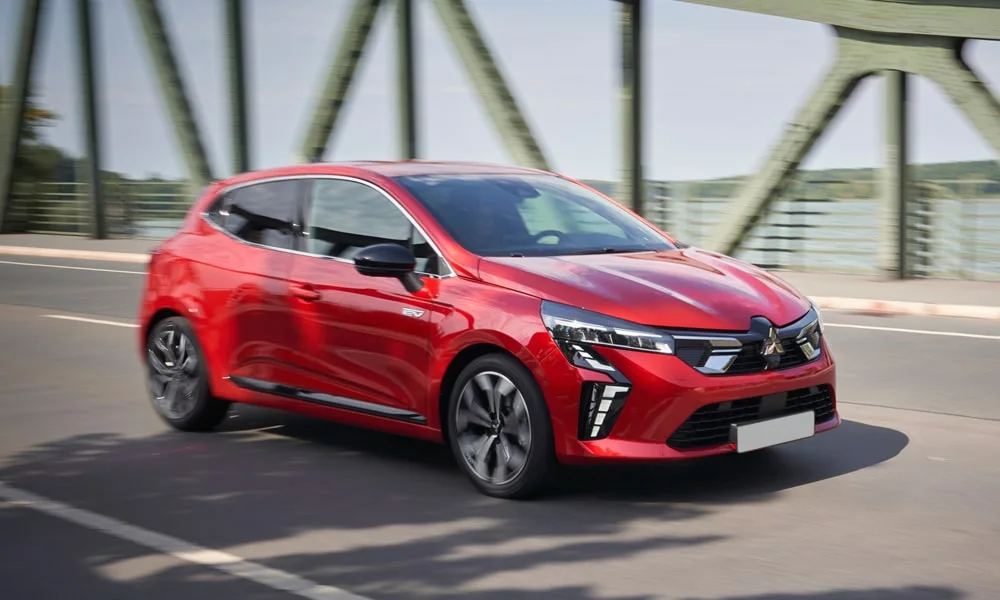 Фото Mitsubishi Colt — вид спереди, фото 6. Передок в красном исполнении — крупная светотехника и выразительный бампер. Рисунок ходовых огней — подпись модели, по нему её узнают в потоке Mitsubishi Colt — вид спереди, фото 6