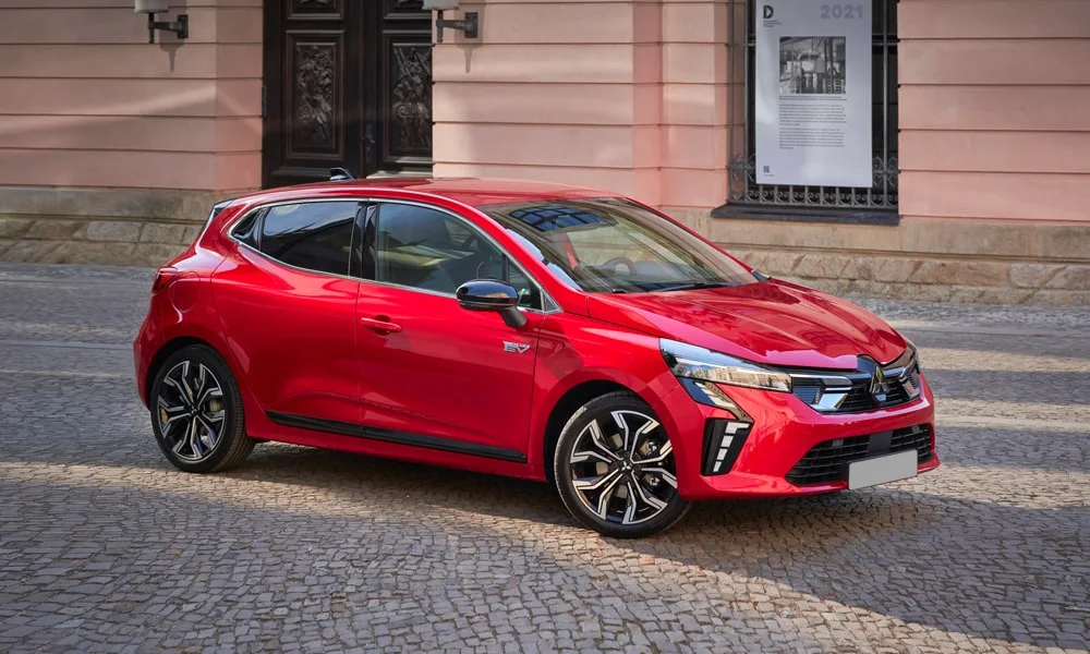 Фото Mitsubishi Colt — вид спереди, фото 9. Передок в красном исполнении — крупная светотехника и выразительный бампер. Рисунок ходовых огней — подпись модели, по нему её узнают в потоке Mitsubishi Colt — вид спереди, фото 9