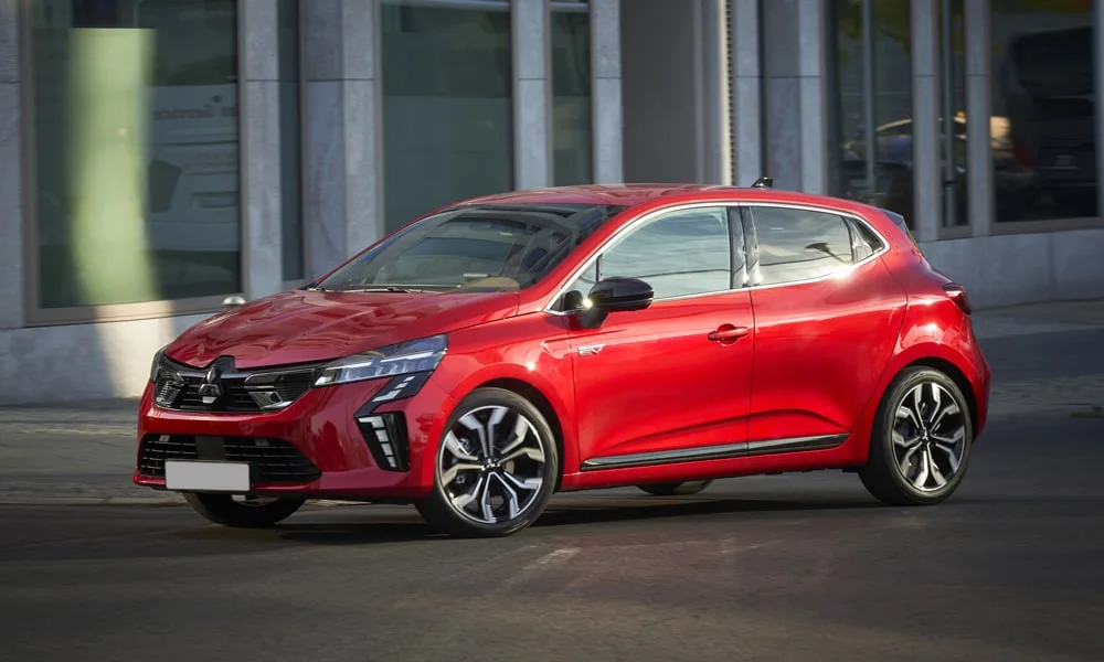Фото Mitsubishi Colt — вид спереди, фото 10. Передок в красном исполнении — крупная светотехника и выразительный бампер. Дневные ходовые огни включаются автоматически с запуском Mitsubishi Colt — вид спереди, фото 10