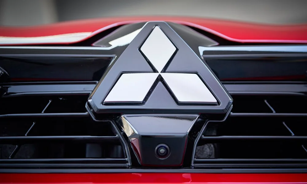 Фото Mitsubishi Colt — решётка радиатора. Фирменный рисунок облицовки — визитная карточка марки Mitsubishi Colt — решётка радиатора