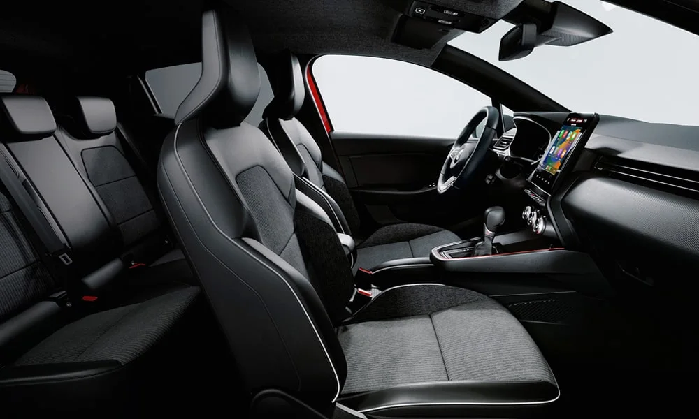 Фото Mitsubishi Colt — интерьер. Общий план салона: архитектура панели, консоль и кресла. Уровень отделки читается по стыкам панелей и мягким поверхностям в зонах касания Mitsubishi Colt — интерьер