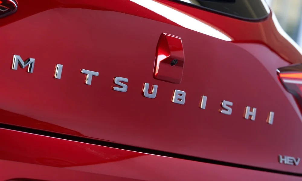 Фото Mitsubishi Colt — интерьер, фото 2. Общий план салона: архитектура панели, консоль и кресла. Уровень отделки читается по стыкам панелей и мягким поверхностям в зонах касания Mitsubishi Colt — интерьер, фото 2