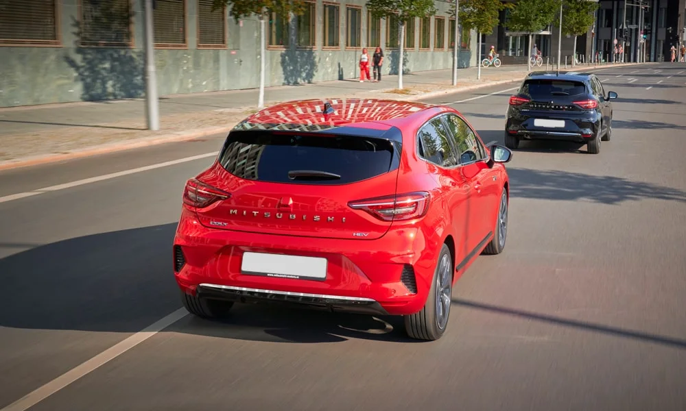 Фото Mitsubishi Colt — вид сзади, фото 3. Красный кузов сзади — фонари и бампер определяют ночной образ модели Mitsubishi Colt — вид сзади, фото 3