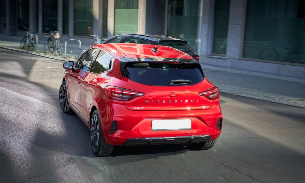 Фото Mitsubishi Colt — вид сзади, фото 4. Линия крыши, стойки и задняя дверь в красном исполнении Mitsubishi Colt — вид сзади, фото 4