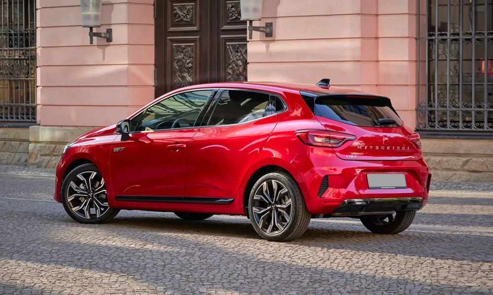 Фото Mitsubishi Colt — вид сзади, фото 5. Красный кузов сзади — фонари и бампер определяют ночной образ модели. Насадки выхлопа или их имитация внизу бампера различают версии Mitsubishi Colt — вид сзади, фото 5