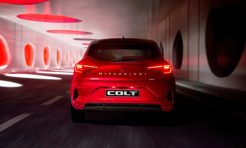 Фото Mitsubishi Colt — вид сзади, фото 6. Красный кузов сзади — фонари и бампер определяют ночной образ модели. Светодиодная полоса или раздельные секции — задняя оптика стала главным украшением кормы Mitsubishi Colt — вид сзади, фото 6