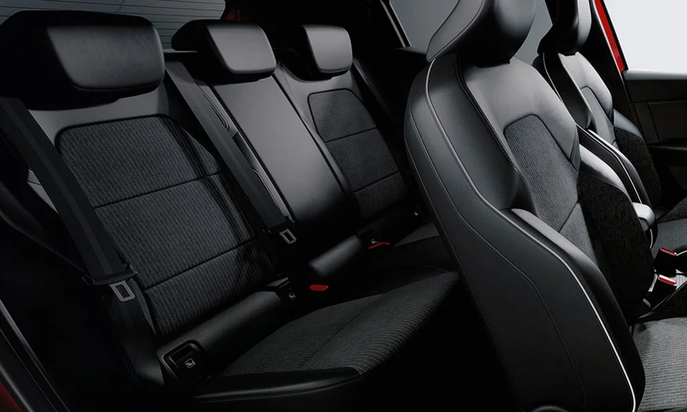 Фото Mitsubishi Colt — задние сиденья. Посадка второго ряда: подголовники и подлокотник. Крепления ISOFIX для детских кресел — в основании спинки Mitsubishi Colt — задние сиденья