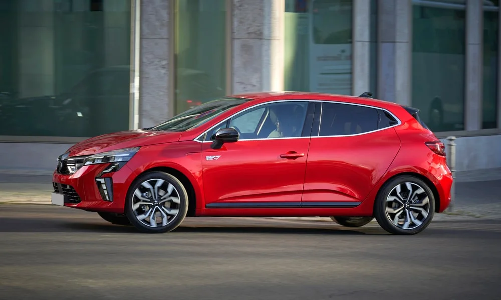 Фото Mitsubishi Colt — вид сбоку, фото 3. Сбоку читаются линия остекления и характер выштамповок на красном кузове. Хромированные или чёрные молдинги окон отличают комплектации Mitsubishi Colt — вид сбоку, фото 3