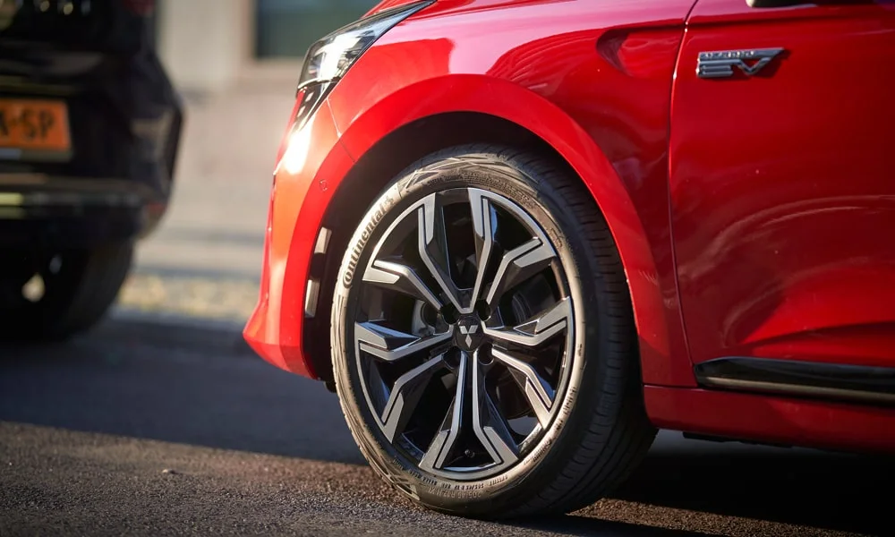 Фото Mitsubishi Colt — колесо и диск. Дизайн спиц и профиль резины крупным планом. При подборе зимнего комплекта сохраняйте наружный диаметр колеса Mitsubishi Colt — колесо и диск