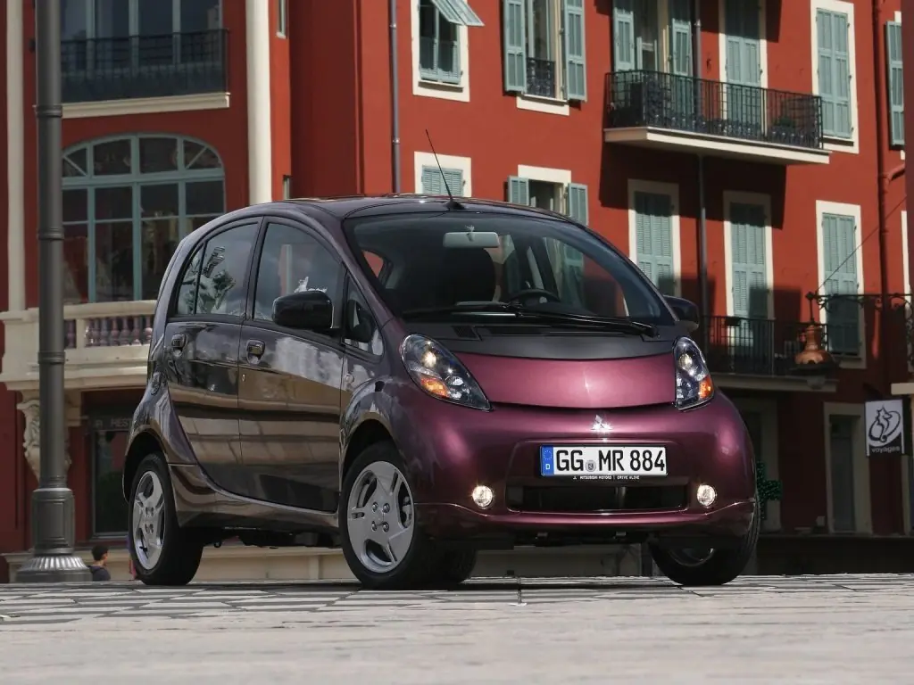 Mitsubishi i-MiEV 2009-2011: вид спереди. Mitsubishi i-MiEV 2009-2011 — вид спереди