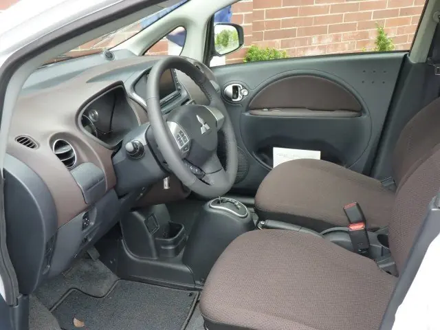 Mitsubishi i-MiEV 2009-2011: салон. Mitsubishi i-MiEV 2009-2011 — салон