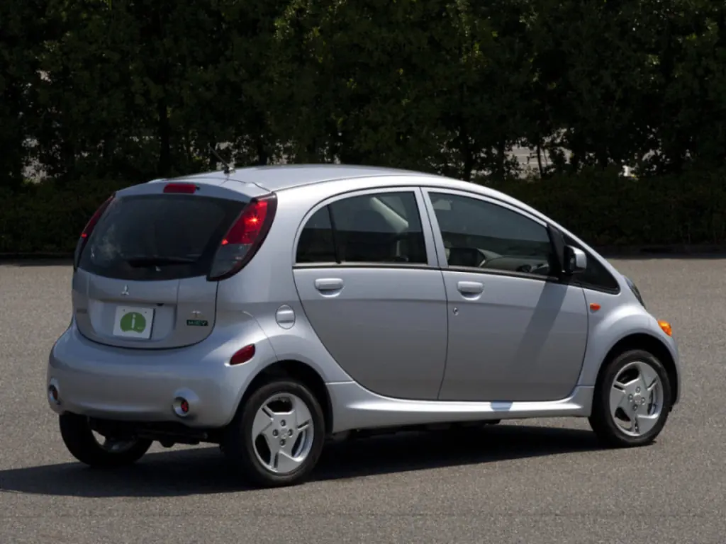 Mitsubishi i-MiEV 2009-2011: вид сзади. Mitsubishi i-MiEV 2009-2011 — вид сзади