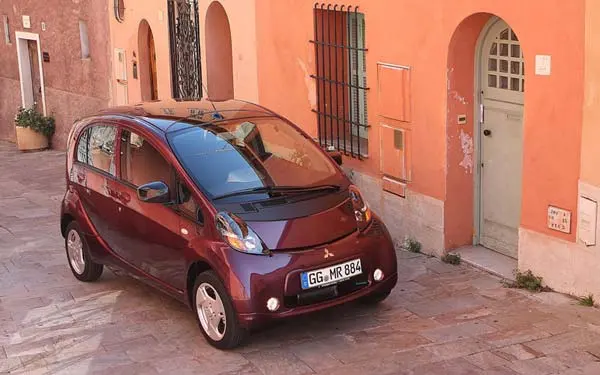 Mitsubishi i-MiEV 2009-2011: вид спереди. Mitsubishi i-MiEV 2009-2011 — вид спереди