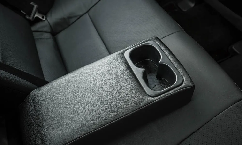 Фото Mitsubishi Lancer — центральная консоль. Подстаканники и ниши для мелочей между креслами. Продуманное хранение: подстаканники, ниша для смартфона и глубокий бокс Mitsubishi Lancer — центральная консоль