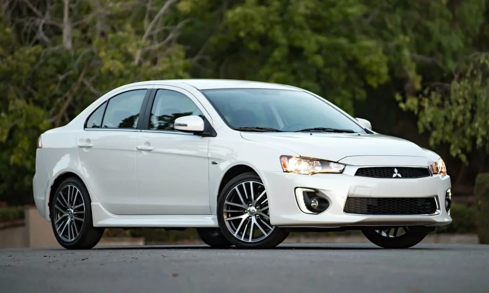 Фото Mitsubishi Lancer — вид спереди, фото 5. Белый кузов, строгая симметрия оптики — базовый ракурс знакомства с дизайном Mitsubishi Lancer — вид спереди, фото 5