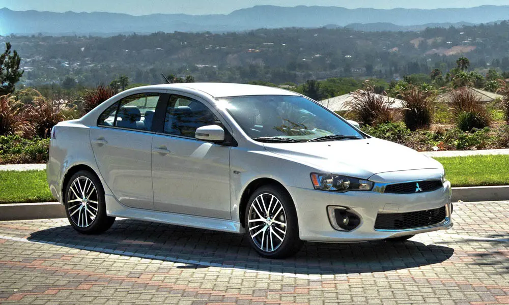 Фото Mitsubishi Lancer — вид спереди, фото 8. Передок в серебристом исполнении — крупная светотехника и выразительный бампер. Дневные ходовые огни включаются автоматически с запуском Mitsubishi Lancer — вид спереди, фото 8