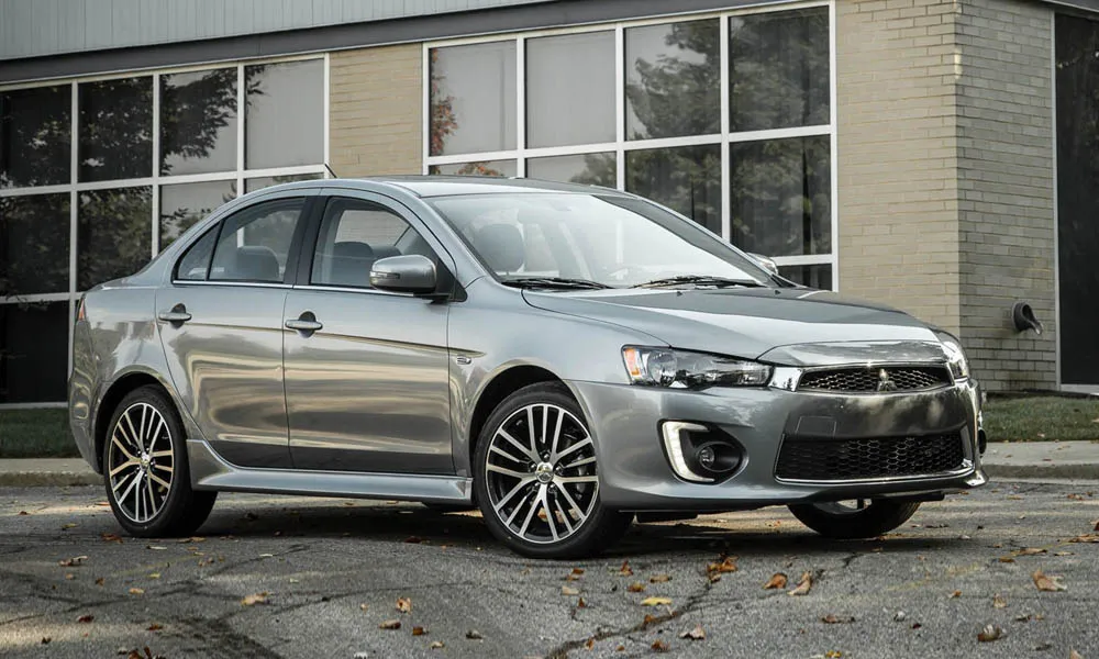 Фото Mitsubishi Lancer — вид спереди, фото 9. Оптика, решётка и бампер — первое впечатление о модели. Рисунок ходовых огней — подпись модели, по нему её узнают в потоке Mitsubishi Lancer — вид спереди, фото 9