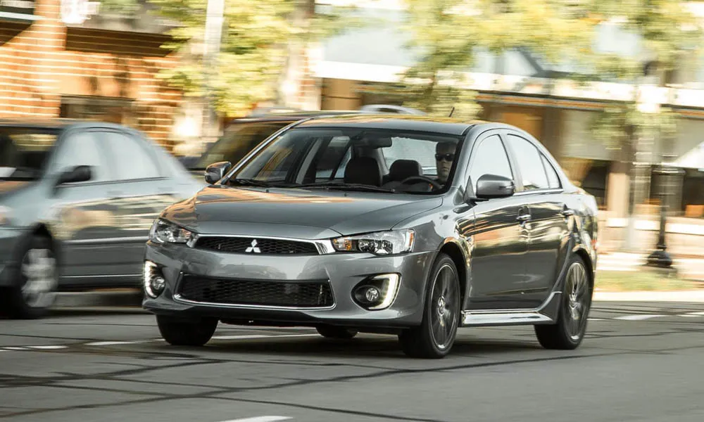 Фото Mitsubishi Lancer — вид спереди, фото 10. Передок в сером исполнении — крупная светотехника и выразительный бампер Mitsubishi Lancer — вид спереди, фото 10