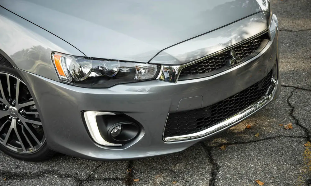 Фото Mitsubishi Lancer — вид спереди, фото 11. Серый кузов, строгая симметрия оптики — базовый ракурс знакомства с дизайном. Дневные ходовые огни включаются автоматически с запуском Mitsubishi Lancer — вид спереди, фото 11