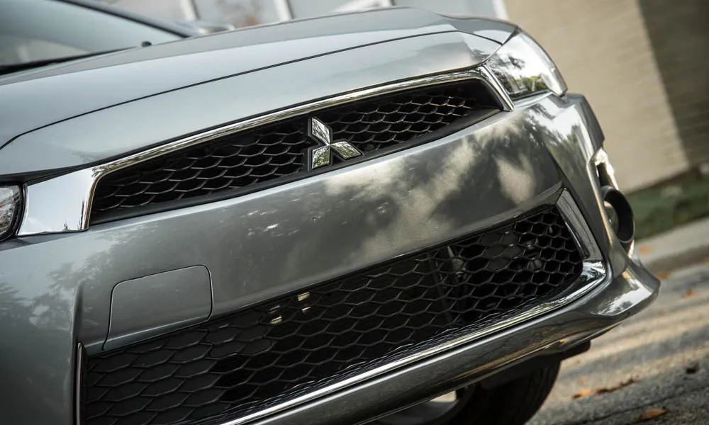 Фото Mitsubishi Lancer — вид спереди, фото 12. Анфас: пропорции капота, посадка кузова и графика ходовых огней. Рисунок ходовых огней — подпись модели, по нему её узнают в потоке Mitsubishi Lancer — вид спереди, фото 12
