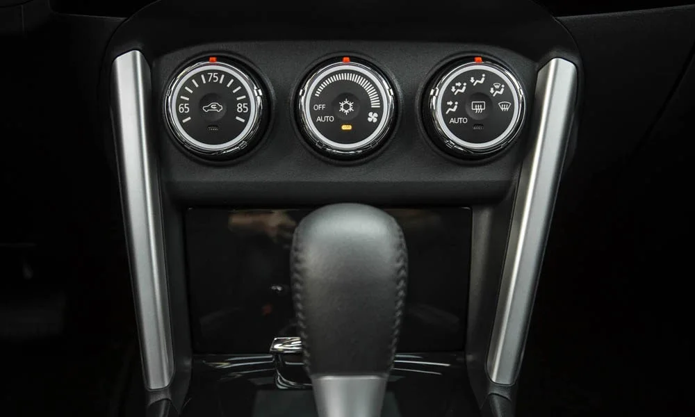 Фото Mitsubishi Lancer — селектор коробки передач. Управление коробкой: компактный селектор освобождает место на тоннеле. Автохолд удерживает машину на светофоре без ноги на тормозе Mitsubishi Lancer — селектор коробки передач