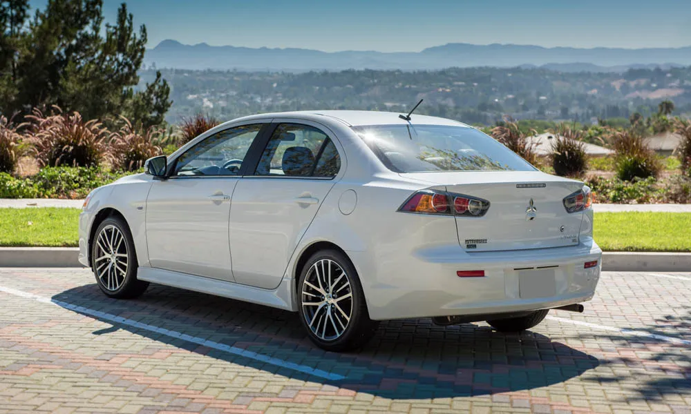 Фото Mitsubishi Lancer — вид сзади, фото 2. Корма в белом цвете: графика фонарей и пластика пятой двери. Светодиодная полоса или раздельные секции — задняя оптика стала главным украшением кормы Mitsubishi Lancer — вид сзади, фото 2