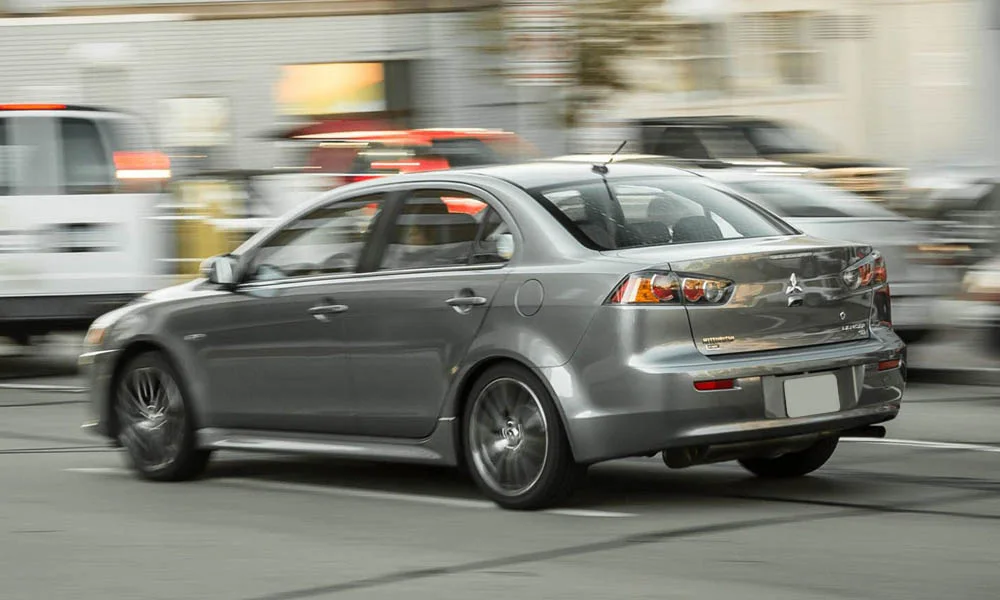 Фото Mitsubishi Lancer — вид сзади, фото 4. Графика фонарей, бампер и оформление пятой двери. Насадки выхлопа или их имитация внизу бампера различают версии Mitsubishi Lancer — вид сзади, фото 4