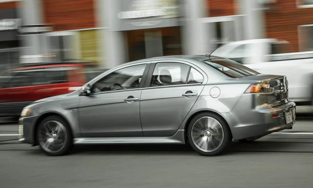 Фото Mitsubishi Lancer — вид сзади, фото 5. Графика фонарей, бампер и оформление пятой двери Mitsubishi Lancer — вид сзади, фото 5