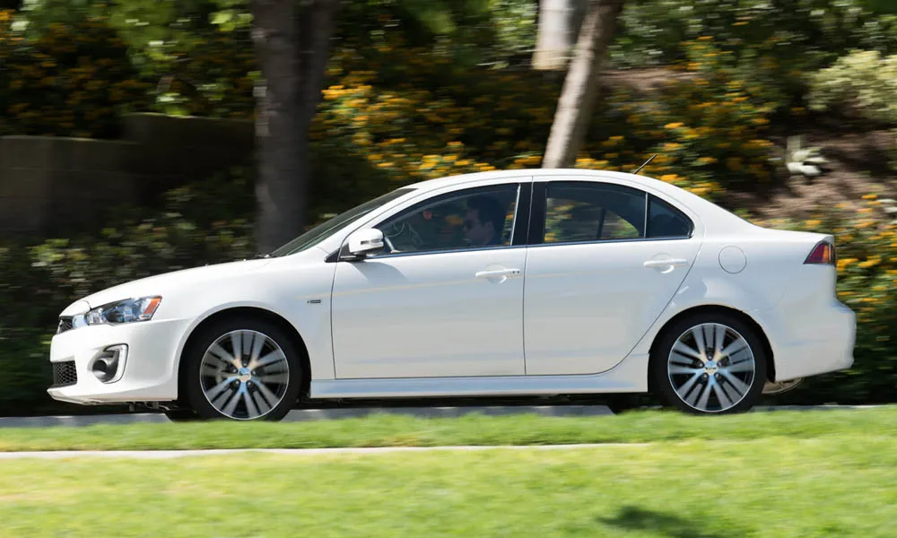 Фото Mitsubishi Lancer — вид сбоку, фото 2. Профиль кузова: колёсная база, свесы и линия остекления Mitsubishi Lancer — вид сбоку, фото 2