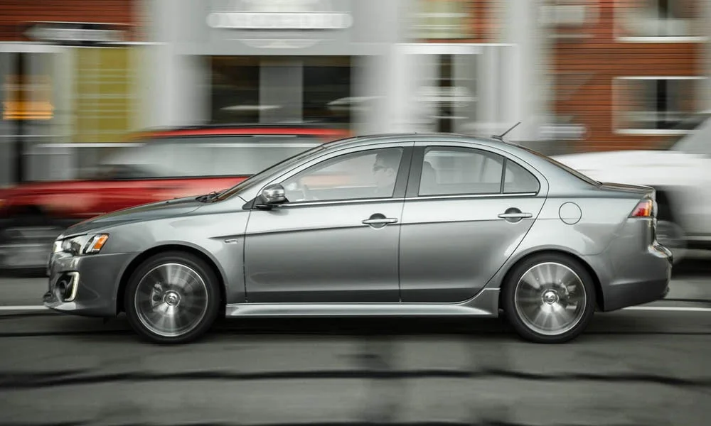 Фото Mitsubishi Lancer — вид сбоку, фото 3. Профиль в серебристом цвете: соотношение колёсной базы и свесов Mitsubishi Lancer — вид сбоку, фото 3