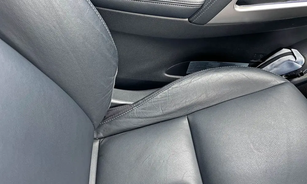 Фото Mitsubishi Pajero Sport — центральный подлокотник. Подлокотник консоли: зона отдыха правой руки и крышка бокса Mitsubishi Pajero Sport — центральный подлокотник