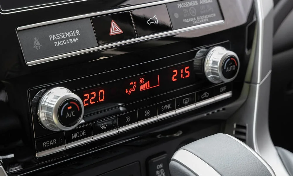 Фото Mitsubishi Pajero Sport — блок климат-контроля. Физические клавиши температуры и обдува Mitsubishi Pajero Sport — блок климат-контроля