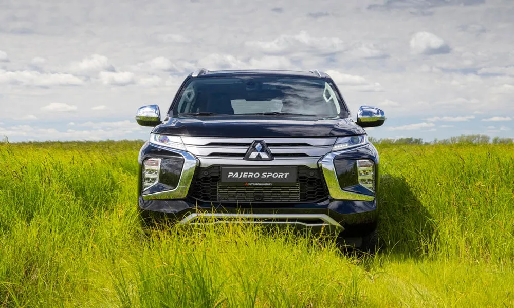 Фото Mitsubishi Pajero Sport — вид спереди, фото 4. Анфас: пропорции капота, посадка кузова и графика ходовых огней Mitsubishi Pajero Sport — вид спереди, фото 4